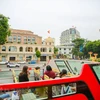 Du khách tham quan Hà Nội bằng xe buýt 2 tầng. (Ảnh: Minh Sơn/Vietnam+)
