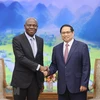 Thủ tướng Phạm Minh Chính và Tổng Giám đốc Tổ chức Lao động Quốc tế (ILO) Gilbert F. Houngbo. (Ảnh: Dương Giang/TTXVN)