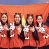 4 vận động viên Đội tuyển Đấu kiếm Việt Nam giành huy chương Vàng ở nội dung Kiếm chém Đồng đội Nữ tại SEA Games 32. (Ảnh: Minh Quyết/TTXVN)