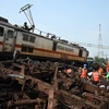 Nhân viên cứu hộ làm nhiệm vụ tại hiện trường vụ tai nạn tàu hỏa ở Odisha, Ấn Độ, ngày 3/6/2023. (Ảnh: AFP/TTXVN)