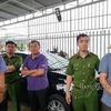 Công an huyện Bảo Lâm bắt tạm giam ông Vũ Chí Hữu - ngoài cùng bên phải. (Nguồn: Báo Lâm Đồng)