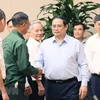 Thủ tướng Phạm Minh Chính hỏi thăm những người có công tiêu biểu tỉnh Nam Định. (Ảnh: Dương Giang/TTXVN)