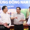 Thủ tướng Phạm Minh Chính trao đổi với đại biểu tham dự hội nghị. (Ảnh: Dương Giang/TTXVN)