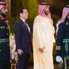 Thái tử Saudi Arabia Mohammed bin Salman (giữa, phải) và Thủ tướng Nhật Bản Fumio Kishida (giữa, trái) tại lễ đón ở Jeddah, ngày 16/7. (Ảnh: AFP/TTXVN)