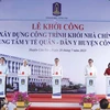 Chủ tịch nước Võ Văn Thưởng và các đại biểu thực hiện nghi thức khởi công xây dựng khối nhà chính Trung tâm Y tế Quân-Dân y huyện Côn Đảo. (Ảnh: Thống Nhất/TTXVN)