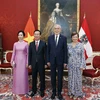 Chủ tịch nước Võ Văn Thưởng và Phu nhân chụp ảnh chung với Tổng thống Cộng hòa Áo Alexander Van der Bellen và Phu nhân tại buổi gặp hẹp. (Ảnh: Thống Nhất/TTXVN)