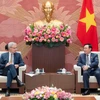 Chủ tịch Quốc hội Vương Đình Huệ tiếp Đại sứ Cộng hòa Pháp tại Việt Nam Nicolas Warnery. (Ảnh: An Đăng/TTXVN)
