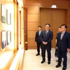 Chủ tịch Quốc hội Vương Đình Huệ và nguyên Chủ tịch Quốc hội Hàn Quốc Park Byeong-Seug thăm phòng truyền thống của Quốc hội Việt Nam. (Ảnh: An Đăng/TTXVN)