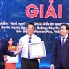 Phóng viên Ngọ Xuân Quảng, đại diện nhóm tác giả Báo Điện tử VietnamPlus lên nhận giải B Giải Diên Hồng lần thứ nhất. (Ảnh: Hoài Nam/Vietnam+)