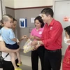 Đại diện Hội Chữ thập Đỏ tỉnh Lạng Sơn tặng cơm và sữa cho gia đình bệnh nhi nghèo, khuyết tật. (Ảnh: Anh Tuấn/TTXVN)
