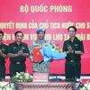 Thượng tướng Hoàng Xuân Chiến trao Quyết định của Chủ tịch nước cho Trung tá Đặng Quốc Tuấn đi thực hiện nhiệm vụ gìn giữ hòa bình Liên hợp quốc. (Ảnh: Trọng Đức/TTXVN)