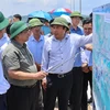 Thủ tướng Phạm Minh Chính nghe lãnh đạo tỉnh Ninh Bình báo cáo về Tuyến đường Đông-Tây. (Nguồn: Báo Chính phủ)