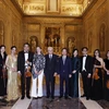 Chủ tịch nước Võ Văn Thưởng và Phu nhân cùng Tổng thống Cộng hòa Italy Sergio Mattarella và con gái với các nghệ sỹ tham gia Chương trình hòa nhạc. (Ảnh: Thống Nhất/TTXVN)