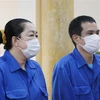 Bị cáo Nguyễn THị Kim Hạnh (trái) tại phiên tòa sáng 28/7. (Ảnh: Công Mạo/TTXVN)