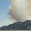 Khói bốc lên từ đám cháy rừng gần thị trấn Osoyoos. (Nguồn: CTV News)