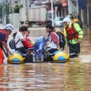 Lực lượng cứu hộ sơ tán người dân khỏi vùng ngập lụt tại tỉnh Phúc Kiến, Trung Quốc ngày 29/7. (Ảnh: THX/TTXVN)