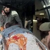Chuyển nạn nhân bị thương sau vụ nổ bom ở tỉnh Khyber Pakhtunkhwa, Pakistan ngày 30/7. (Ảnh: AFP/TTXVN)