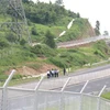 Đoàn khảo sát kiểm tra điểm gây ngập Cao tốc Phan Thiết-Dầu Giây tại lý trình km 25+419 đoạn qua xã Sông Phan, huyện Hàm Tân, Bình Thuận. (Ảnh: Nguyễn Thanh/TTXVN)