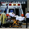 Nhân viên y tế chuyển bệnh nhân COVID-19 tới bệnh viện ở Coral Gables, gần Miami, Mỹ trong thời điểm dịch bùng phát mạnh. (Ảnh: AFP/TTXVN)