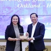 Ông Phan Văn Mãi, Chủ tịch UBND Thành phố Hồ Chí Minh tiếp bà Sheng Thao, Thị trưởng thành phố Oakland, bang California, Hoa Kỳ. (Ảnh: Xuân Khu/TTXVN)