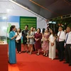Đại biểu tham quan không gian trưng bày 8 Bảo vật Quốc gia của tỉnh An Giang, tất cả các hiện vật thuộc nền văn hóa Óc Eo. (Ảnh: Công Mạo/TTXVN)