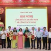 Chủ tịch Ủy ban Nhân dân tỉnh Bắc Ninh Nguyễn Hương Giang trao quyết định và tặng hoa chúc mừng các cán bộ nhận nhiệm vụ mới. (Ảnh: Thái Hùng/TTXVN)