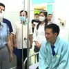 Phó Chủ tịch UBND huyện Xín Mần Vũ Thị Hòa thăm hỏi, động viên các bệnh nhân bị ngộ độc do ăn hoa chuông. (Ảnh: TTXVN phát)