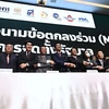 Lãnh đạo các đảng chính trị Thái Lan chụp ảnh chung tại lễ ký Bản ghi nhớ về thành lập Chính phủ mới, ở Bangkok, ngày 22/5. (Ảnh: AFP/TTXVN)