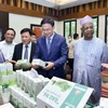 Các đại biểu xem sản phẩm được trưng bày tại Hội nghị 'Tăng cường hợp tác quốc tế để phát triển ngành Halal Việt Nam.' (Ảnh: TTXVN phát)