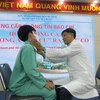 Bác sỹ Bệnh viện Tai Mũi Họng Thành phố Hồ Chí Minh khám cho bệnh nhân hóc dị vật 'di cư' ra vùng cổ. (Ảnh: Đinh Hằng/TTXVN)
