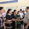 Thủ tướng Phạm Minh Chính thăm hỏi giáo viên Trường Phổ thông Dân tộc Nội trú huyện Tu Mơ Rông. (Ảnh: Dương Giang/TTXVN)
