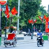 Trang hoàng băngrôn, cờ rực rỡ trên phố Tràng Tiền, Hà Nội. (Ảnh: Khánh Hòa/TTXVN)