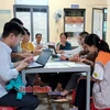 Các bác sỹ họp đánh giá, xác minh ca bệnh tại Trạm Y tế xã Tân Hưng và Tân Phước. (Nguồn: Báo Bình Phước)