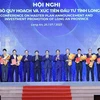 Thủ tướng Phạm Minh Chính chứng kiến trao chứng nhận đăng ký đầu tư của tỉnh Long An cho các nhà đầu tư. (Ảnh: Dương Giang/TTXVN)