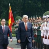 Chủ tịch nước Võ Văn Thưởng và Tổng thống Kazakhstan Kassym-Jomart Tokayev duyệt Đội Danh dự Quân đội Nhân dân Việt Nam. (Ảnh: Thống Nhất/TTXVN)