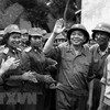 Đại tướng Võ Nguyên Giáp thăm các đơn vị nữ thông tin và nữ quân y đã tham gia Lễ Duyệt binh ngày 1/5/1973. (Ảnh: Vũ Tạo/TTXVN)