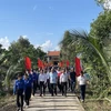 Các đại biểu tham quan tuyến đường 'Đường cờ Tổ quốc' tại Khu Di tích Lịch sử Quốc gia Đặc biệt Căn cứ Cái Chanh. (Ảnh: Chanh Đa/TTXVN)