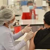 Nhân viên y tế tiêm vaccine phòng COVID-19 cho người dân tại Bangkok, Thái Lan. (Ảnh: THX/TTXVN)