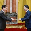Đại sứ Hàn Quốc Choi Young Sam (bên phải) trình Quốc thư lên Chủ tịch nước Võ Văn Thưởng. (Ảnh: Thống Nhất/TTXVN)