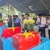 Lễ truy điệu, an táng 4 hài cốt liệt sỹ tại Nghĩa trang Liệt sỹ quận Ô Môn, thành phố Cần Thơ. (Ảnh: TTXVN phát)