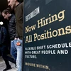 Biển hiệu tuyển người làm tại Arlington, bang Virginia, Mỹ. (Ảnh: AFP/TTXVN)