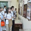 Đoàn đại biểu Kiều bào Trẻ tham quan Bảo tàng Mặt trận Tổ quốc Việt Nam. (Ảnh: Minh Đức/TTXVN)