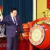 Chủ tịch Quốc hội Vương Đình Huệ đánh trống Khai giảng Năm học mới tại Trường Hữu nghị T78. (Ảnh: Doãn Tấn/TTXVN)