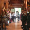 Lãnh đạo Quân khu 4 thành kính dâng hương tưởng niệm, bày tỏ lòng biết ơn vô hạn đối với Chủ tịch Hồ Chí Minh. (Ảnh: Bích Huệ/TTXVN)