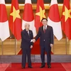 Chủ tịch Quốc hội Vương Đình Huệ và Chủ tịch Thượng viện Nhật Bản Otsuji Hidehisa chụp ảnh chung. (Ảnh: Doãn Tấn/TTXVN)
