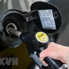 Bơm xăng cho phương tiện tại trạm xăng ở Essen, Đức. (Ảnh: AFP/TTXVN)