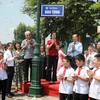 Nghi lễ gắn biển tên đường mang tên nguyên Tổng Giám đốc TTXVN Đào Tùng.(Ảnh: Danh Lam/TTXVN)
