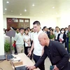 Các đại biểu tham quan mô hình ứng dụng căn cước công dân gắn chip điện tử, VNEID phục vụ kiểm soát an ninh và chấm công tại Công ty Cổ phần Ximăng Xuân Thành. (Ảnh: Nguyễn Chinh/TTXVN)