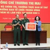 Bà Trương Thị Mai, Ủy viên Bộ Chính trị, Thường trực Ban Bí thư, Trưởng Ban Tổ chức Trung ương tặng quà cho lãnh đạo Quân khu 4. (Ảnh: Xuân Tiến/TTXVN)