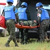 Lực lượng y tế diễn tập cấp cứu công binh bị thương khi thực hiện nhiệm vụ rà phá bom mìn, vật nổ tại trại tị nạn. (Ảnh: TTXVN phát)